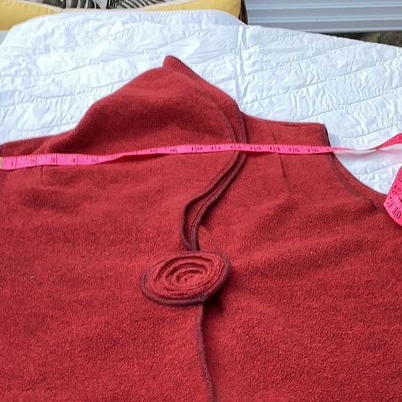 Granny core for Fall. Lovely rust vest with a rosette front clasp. Cowl neck. - Picture 10 of 12